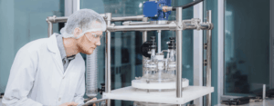 Supervisores y reclutadores entrevistando candidatos en una planta de manufactura farmacéutica, representando un evento de reclutamiento conjunto enfocado en la calidad del talento
