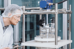 Supervisores y reclutadores entrevistando candidatos en una planta de manufactura farmacéutica, representando un evento de reclutamiento conjunto enfocado en la calidad del talento